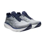 Championes de running Asics modelo Gel-Nimbus 25, color gris con detalles en azul marino y suela blanca. Incorporan tecnología PureGEL y espuma FF BLAST PLUS ECO para una amortiguación superior, con un diseño de parte superior y cuello optimizado para un ajuste cómodo.