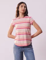 Remera de modal estampada a rayas horizontales en tonos rosa, naranja, beige y blanco, con cuello redondo y mangas cortas.