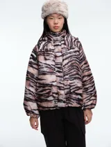 Campera acolchada con estampado animal print tipo tigre en tonos marrones y negros. Presenta cierre frontal, cuello alto, capucha y bolsillos delanteros con solapa.