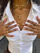 Camisa blanca de mangas cortas abotonada al frente, con corte entallado.