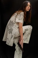 Pantalón de gabardina de tiro medio con diseño de rayas verticales en tonos rosado, rojo, celeste, beige y negro. Cuenta con bolsillos frontales aplicados y cierre con botón.