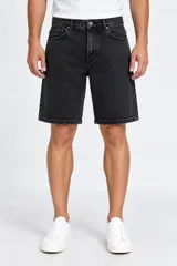Bermuda de jean gris oscuro, de calce medio, corte ancho y diseño clásico con bolsillos.