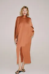 Vestido tipo túnica de viscosa color terracota, con cuello redondo, mangas largas amplias y diseño midi.