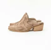 Zueco marrón de cuero vacuno con detalles bordados de estilo texano, forrado en cuero vacuno, con taco de madera de 3 cm y suela de cuero.