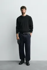 Sweater de punto perlado en color gris, con diseño relaxed fit, cuello redondo y manga larga. Cuenta con acabados en rib en cuello, puños y dobladillo.