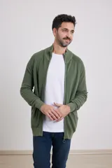 Cardigan verde militar con cuello alto y cierre frontal. Presenta mangas largas raglán, tejido de punto inglés en cuerpo y mangas, y bolsillos de ribete laterales.