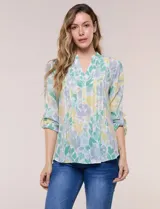 Blusa de gasa estampada Zac & Rachel, con cuello en V, abertura central con botones, detalle plisado en el frente y mangas de largo regulable.