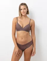 Soutien color rosa confeccionado en microfibra ultrasuave, con copas soft moldeadas, breteles convertibles y laterales dobles con varillas internas para mayor soporte.