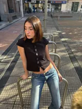 Top tipo japonés negro de bengalina, con cuello alto, mangas cortas y cierre frontal de botones decorativos.