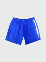 Short de baño Boss color azul, con cintura elástica, franja lateral blanca y logo estampado en la pierna.