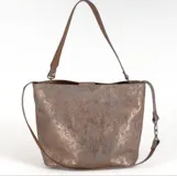 Cartera tipo tote bag color gris topo con textura brillante. Tiene doble asa, una corta para llevar al hombro y otra larga extraíble y regulable. Incluye cierre principal, compartimento y bolsillo interior con cierre.