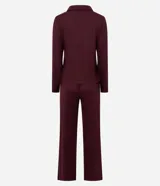 Pijama largo de dos piezas marca Lov, confeccionado en tejido rib de poliéster con elastano. La blusa es de manga larga estilo americano con cuello solapa y cierre frontal de botones. El pantalón es de corte recto con cintura satinada.
