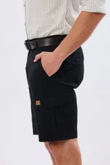 Bermuda cargo de gabardina en color gris oscuro, corte recto, con bolsillos laterales con solapa y cierre de botones y cremallera.