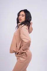 Buzo color piel con capucha y corte holgado.