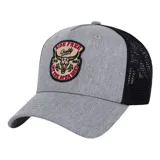 Gorro tipo trucker de Caterpillar, con frente gris jaspeado y parte trasera de malla negra. Presenta un parche bordado frontal con diseño de calavera de toro y texto alusivo al estilo western.