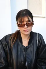 Lentes de sol rectangulares con marco de carey y lentes marrones.