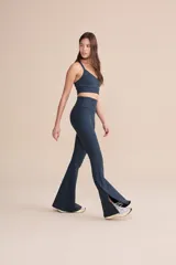 Calza deportiva acampanada color azul marino, tiro alto, con aberturas laterales en el ruedo y bolsillo interno en la cintura.