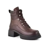 Bota acordonada de cuero color marrón, con diseño de caña media, suela track robusta y taco cuadrado de altura media.