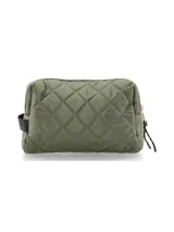 Neceser color beige con diseño acolchado en forma de rombos, cierre de nylon, manija de mano en cinta textil y logo metálico de la marca.