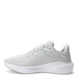 Championes deportivos Puma modelo Skyrocket Lite Elevate, color gris claro con detalles en negro y suela blanca. Presentan un diseño de malla transpirable con el logo de la marca en el lateral y cierre de cordones.