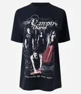 Remera de algodón color negro con cuello redondo y mangas cortas, con estampa frontal inspirada en la serie The Vampire Diaries.