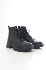 Borcego de cuero vacuno negro con diseño inspirado en el calzado de exploración, de estilo urbano, con suela track y cordones frontales.