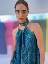 Musculosa de seda color verde azulado con estampado abstracto en azul marino. Diseño desestructurado con ajuste al cuello.