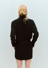 Vestido corto de punto con cuello alto y manga larga, de diseño recto y estilo minimalista.