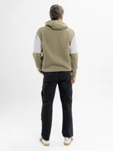Pantalon cargo negro de corte recto con bolsillos laterales tipo cargo con solapa y costuras reforzadas en las rodillas.