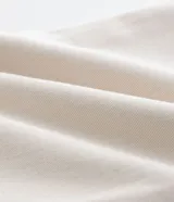 Pantalón masculino de corte skinny confeccionado en sarga de algodón con elastano. Presenta cierre frontal con botón y cremallera, cintura con trabillas y bolsillos laterales y traseros.
