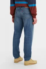 Jean de corte relajado y pierna cónica, con tiro medio y cierre de botones. Presenta un lavado azul medio con efecto desgastado.