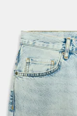 Pantalón de jean de tiro bajo y corte recto, con diseño de cinco bolsillos y cierre frontal con cremallera y botón metálico. Presenta un lavado claro.