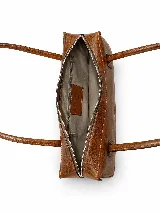 Cartera de cuero tipo baguette, con formato alargado, acabado de efecto vintage, dos asas largas para llevar al hombro y cierre superior.