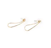 Par de aros colgantes dorados con forma de lágrima hueca. Cierre con tuerca a presión.