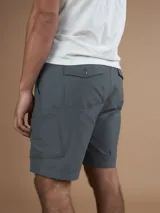 Bermuda técnica color verde oliva, confeccionada en 94% nylon y 6% spandex.