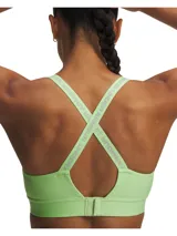 Top deportivo Under Armour modelo Infinity Mid 2.0, color gris con detalles en verde lima. Cuenta con soporte medio, tirantes ajustables y paneles de malla para mayor transpirabilidad.