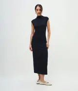 Vestido midi de corte recto confeccionado en punto Roma, con cuello alto y diseño sin mangas. Presenta una estructura firme y un calce al cuerpo.
