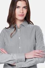 Camisa entallada de manga larga con rayas verticales negras sobre fondo blanco.