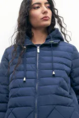 Campera azul marino con diseño capitoneado de rombos, cierre frontal con cremallera y capucha.