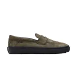 Championes Vans modelo Skate en colaboración con Beatrice Domond, de estilo mocasín slip-on. Confeccionados en gamuza color verde oliva, cuentan con suela de goma vulcanizada negra y detalle de etiqueta lateral a cuadros.