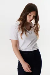 Remera de manga corta color beige, con escote en V.