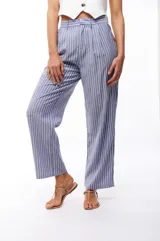 Pantalón largo a rayas verticales azules y blancas, de corte recto y tiro alto.