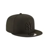 Gorra New Era color negro con logo de los New York Yankees bordado en el frente.