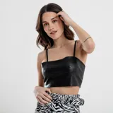 Top corto negro de cuero sintético con breteles finos.