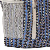 Mochila Nike Elemental con estampado geométrico de triángulos en tonos azules, negros, beige y marrón. Presenta un bolsillo frontal con cierre vertical y un bolsillo lateral con malla. Las correas y el asa superior son de color beige claro.