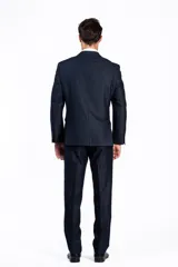 Traje de dos piezas color azul marino, compuesto por chaqueta estructurada con solapas clásicas y pantalón de vestir a medida. Diseño formal de corte impecable.