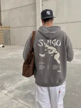 Canguro con capucha gris oscuro, con bolsillo tipo canguro y estampa frontal blanca con texto.