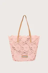 Bolso tipo tote de encaje floral color rosa claro con asas de cuero color camel.