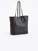 Cartera tipo shopper Jazmin Chebar modelo Honey, color negro, confeccionada en cuero vacuno suave. Cuenta con amplia capacidad, doble asa larga para el hombro y diseño grabado con abejas en bajo relieve. Incluye un tag colgante decorativo con dije metálico en forma de abeja.