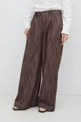 Pantalón de jean azul oscuro de tiro alto, con diseño holgado de pierna ancha, pinzas en la cintura y costuras a la vista.